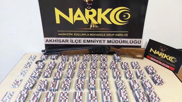 Akhisar'da yeşil reçeteli 3 bine yakın hap ele geçirildi