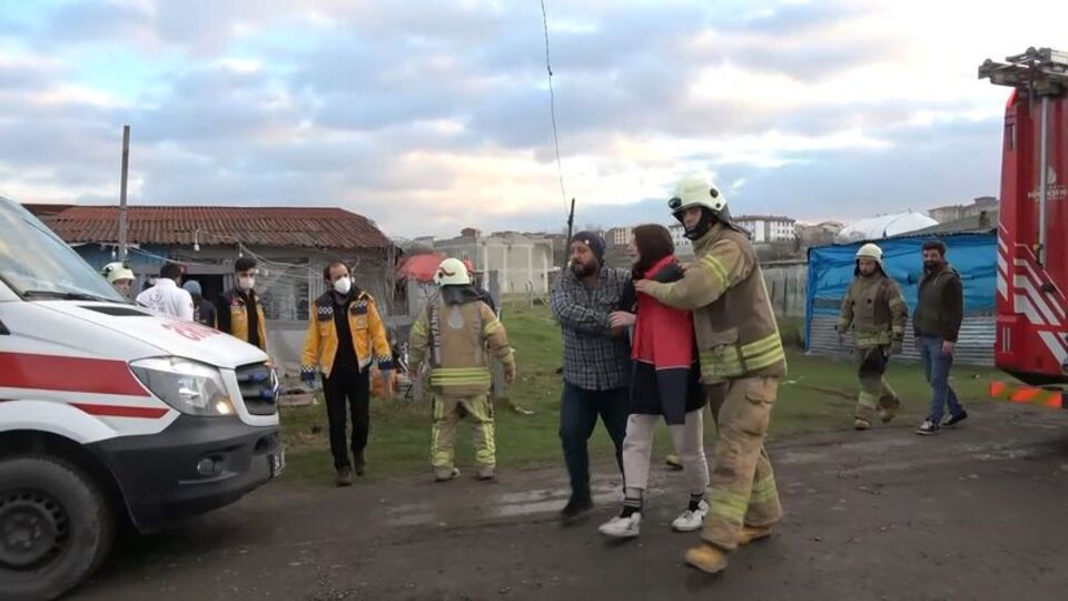 Soba parladı, iki kardeş yandı