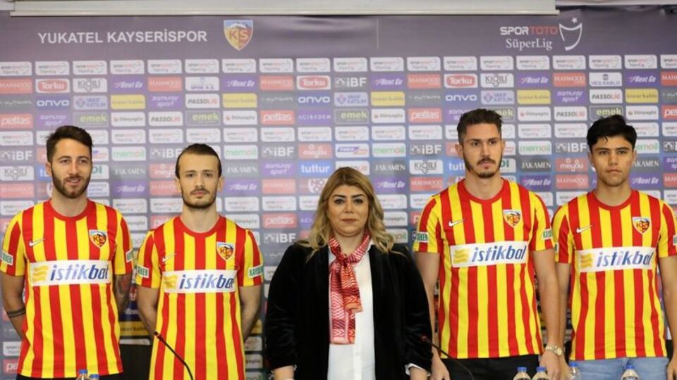 Yeni transferler için imza töreni