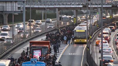 Metrobüs arızalandı, yolcular yola dizildi