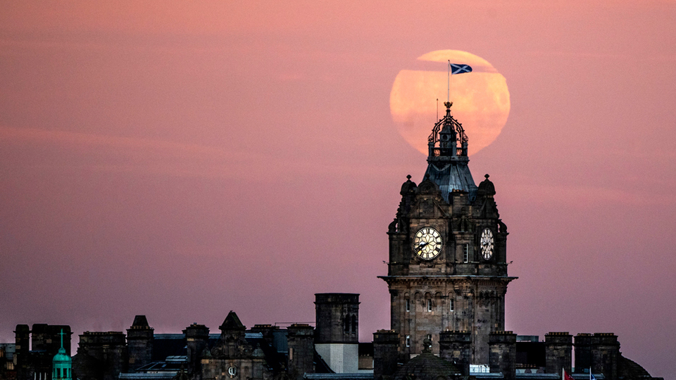 2022'nin ilk dolunayı dünyanın dört bir köşesinde görüntülendi