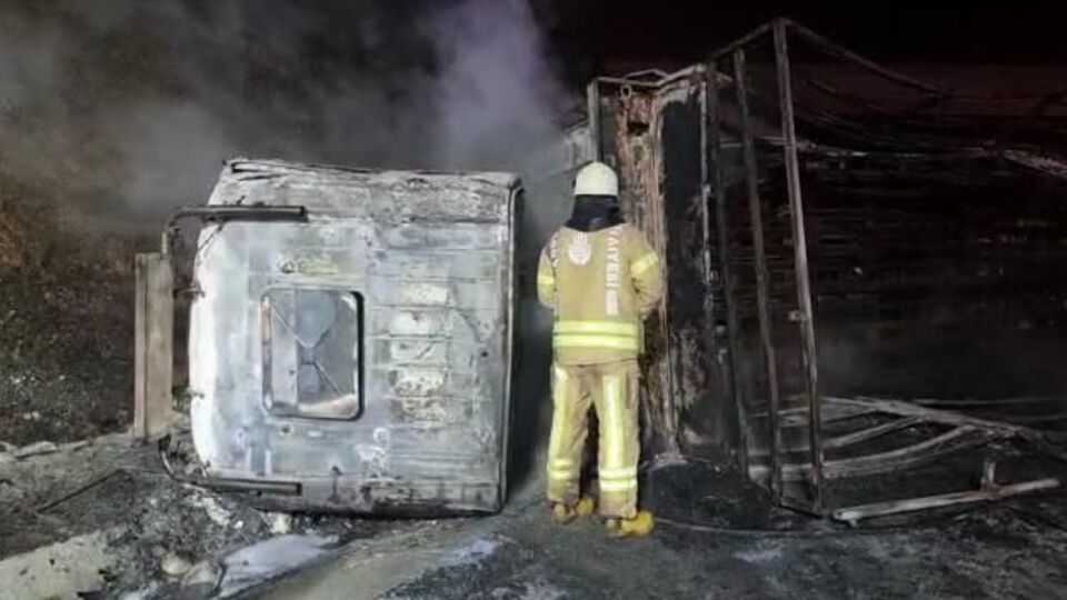 Devrilen kamyon alev aldı, sürücü yanarak can verdi!