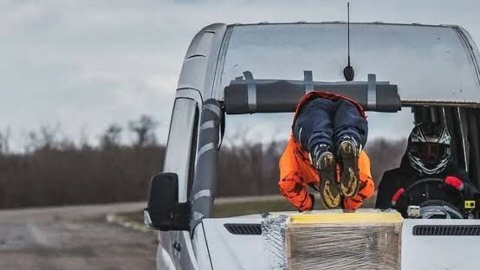 Rus dublör minibüsün içinden mermi gibi geçti
