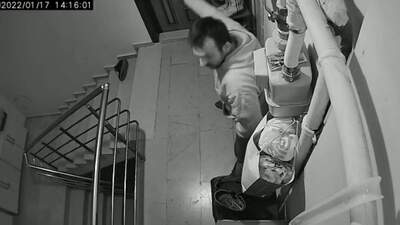 Zilini çaldığı daireye bir anda daldı!