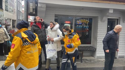 Fırtına kâbusu! Uçan levhalar iki kişiyi yaraladı