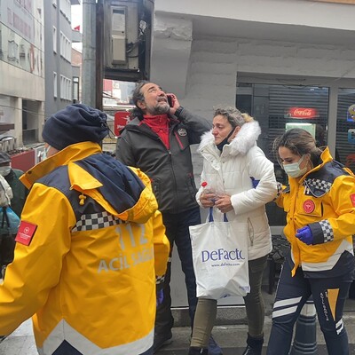 Fırtına kâbusu! Uçan levhalar iki kişiyi yaraladı