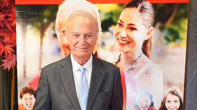 Ediz Hun çocuklarla mutlu