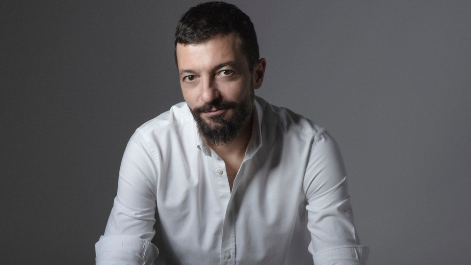 Mehmet Erdem'den 'Sevemedim Kara Gözlüm'