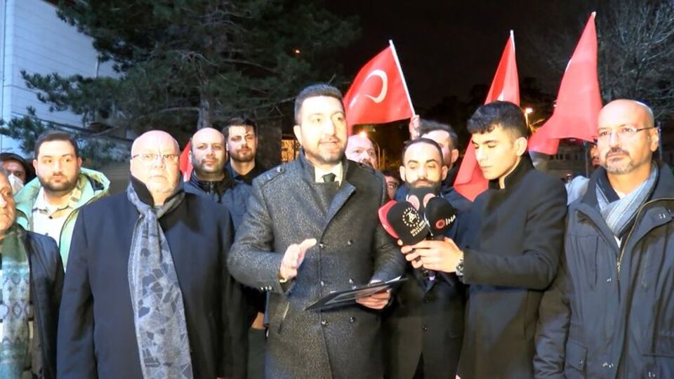 Milli Beka Hareketi'nden Sezen Aksu protestosu