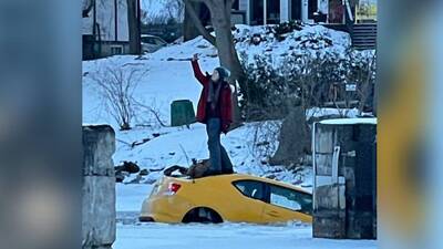 Batan aracın üzerindeki selfie internette gündem oldu