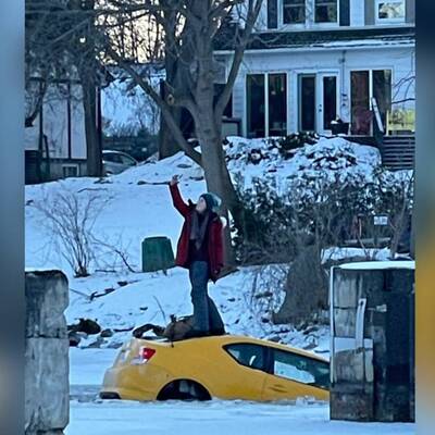 Batan aracın üzerindeki selfie internette gündem oldu