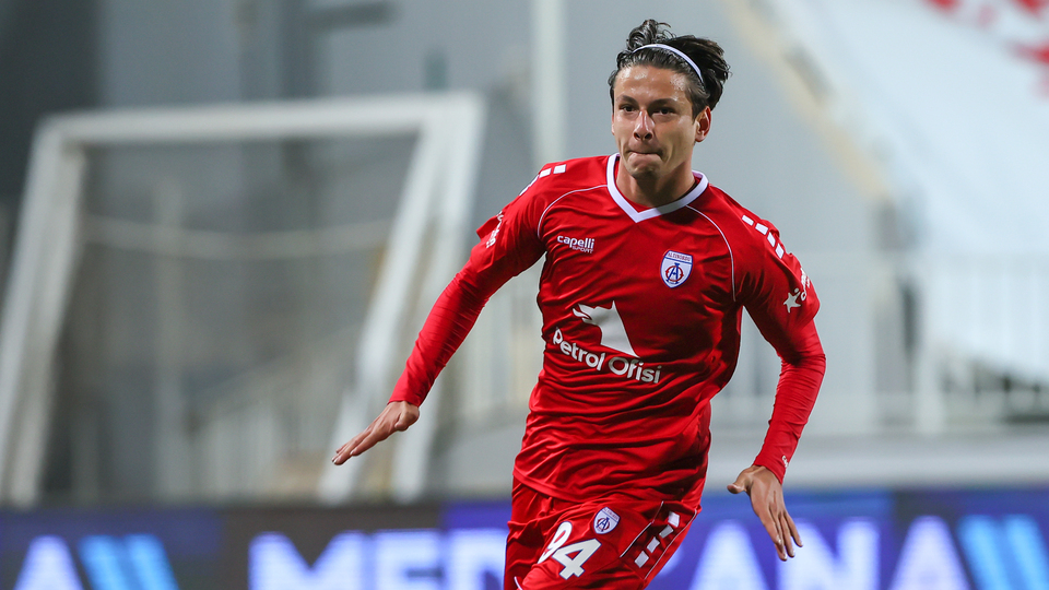 Enis Destan bombası!