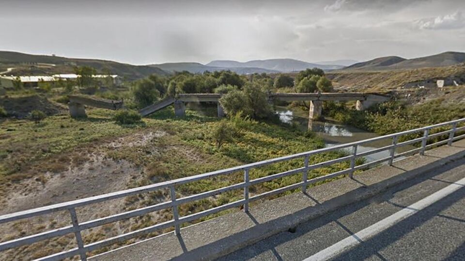 İş makineleriyle 4 günde köprüyü çaldılar!