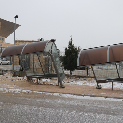 Fırtına etkisi! Duraklar ve tabelalar devrildi