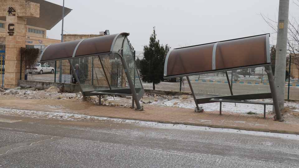 Fırtına etkisi! Duraklar ve tabelalar devrildi