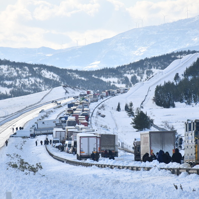 Mahsur kalanlara helikopterle kumanya ulaştırıldı
