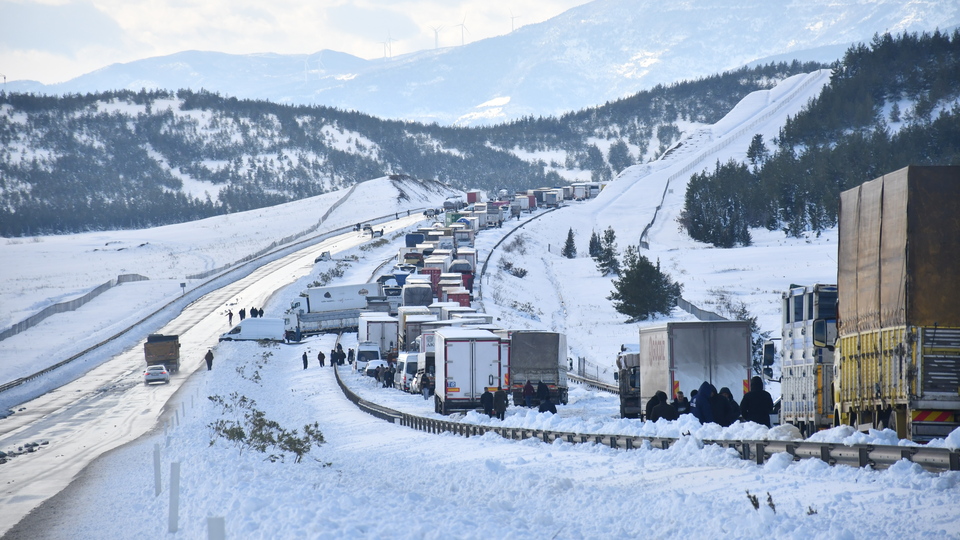 Mahsur kalanlara helikopterle kumanya ulaştırıldı