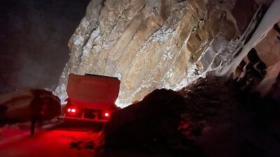 Dev kayalar ilçe yolunu ulaşıma kapattı!