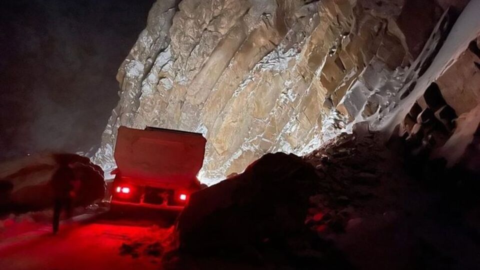 Dev kayalar ilçe yolunu ulaşıma kapattı!