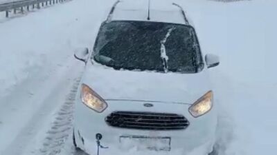 Karda yolda kalan polislere köylüler yardım etti