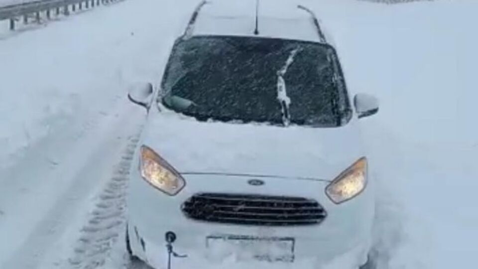 Karda yolda kalan polislere köylüler yardım etti