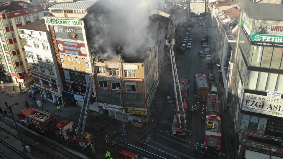 Çatıda feci yangın! 1 kişi hayatını kaybetti