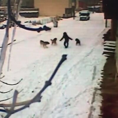 O anlar kamerada! Bir anda çevresi sarıldı! Nasıl kurtuldu?