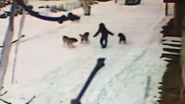 O anlar kamerada! Bir anda çevresi sarıldı! Nasıl kurtuldu?