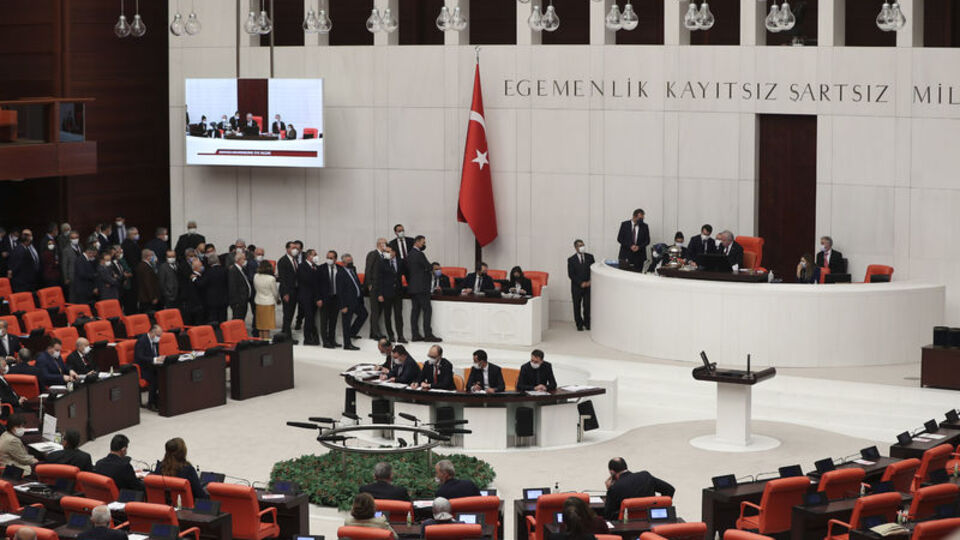 Varlıklarını TL'ye dönüştüren kurumlara vergi istisnası TBMM'de