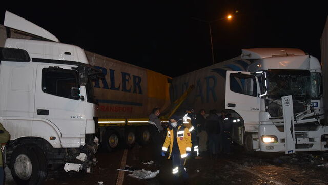 Karadeniz Sahil Yolu'nda 3 TIR kazaya karıştı: 2 yaralı