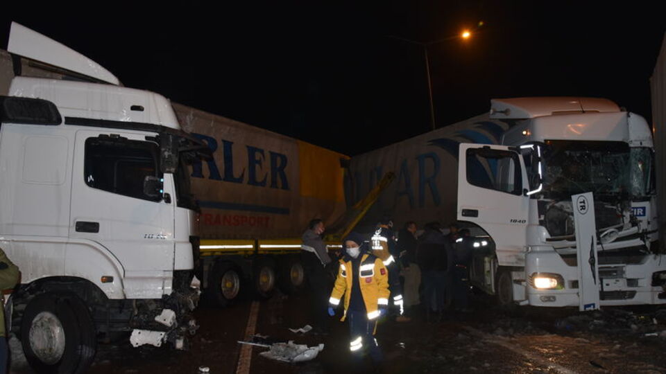 Karadeniz Sahil Yolu'nda 3 TIR kazaya karıştı: 2 yaralı