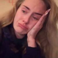 Adele'in gözyaşları: Çok üzgünüm!