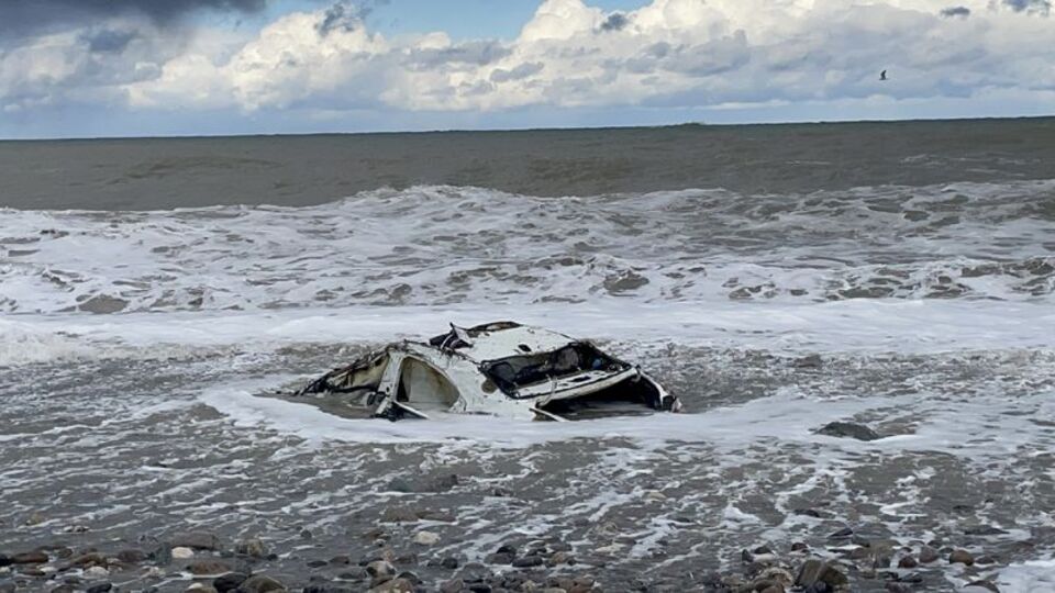Bozkurt'taki selde denize sürüklenen araç 5 ay sonra sahile vurdu