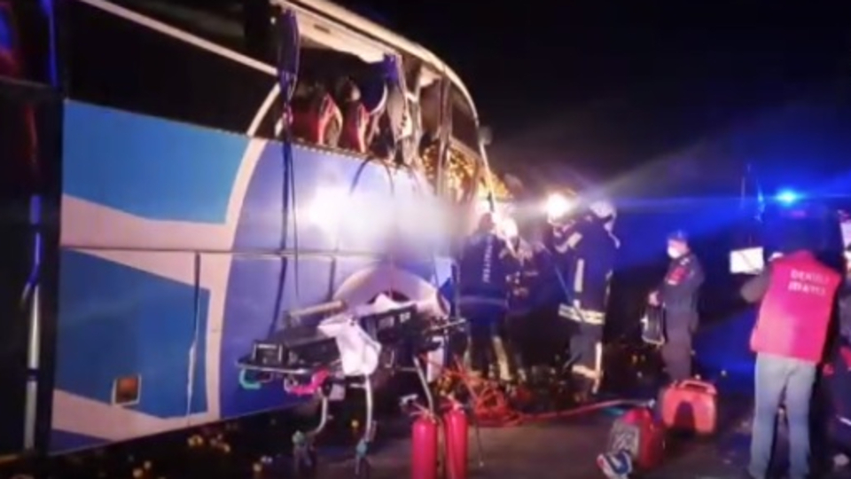 Yolcu otobüsü TIR'a çarptı: 1 ölü, 21 yaralı