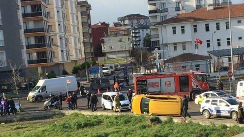 Taksinin direksiyonuna geçen çocuk dehşet saçtı!
