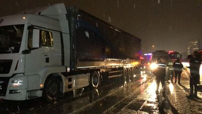 Yolcu minibüsü tıra arkadan çarptı: 4 yaralı