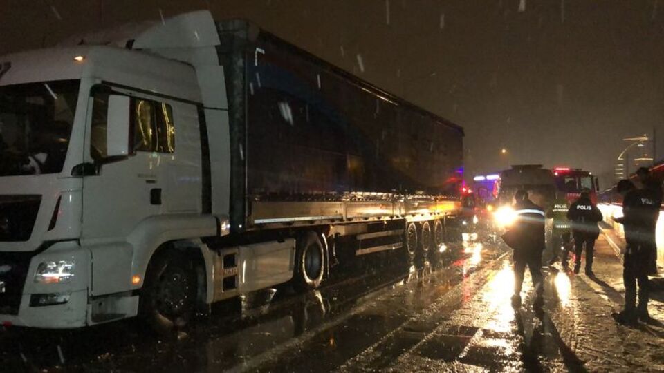 Yolcu minibüsü tıra arkadan çarptı: 4 yaralı