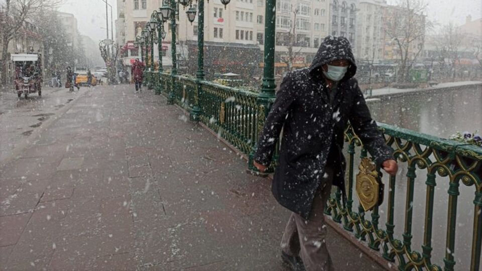Karlı ve buzlu zeminde yürürken dikkat!