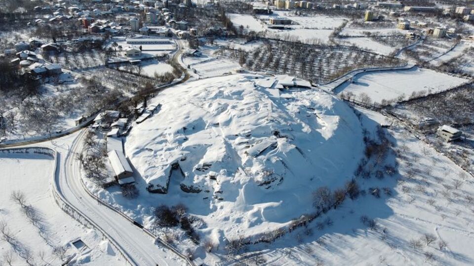 Arslantepe Höyüğü'ndeki kral Tarhunza'ya kardan pelerin