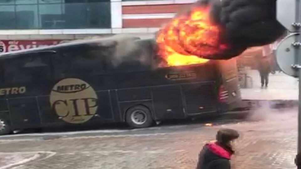 Yolcu otobüsü yanmaya başladı! İçinde şoför uyuyordu!
