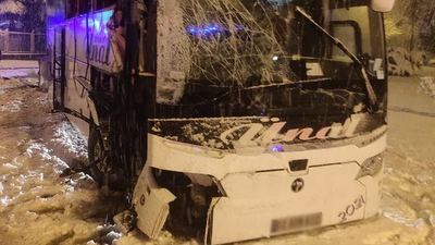 Yolcu otobüsü bariyerlere çarptı: 30 yaralı