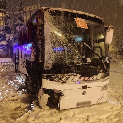 Yolcu otobüsü bariyerlere çarptı: 30 yaralı