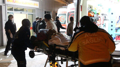 Karda yolda kaldılar! Arabada doğurdu