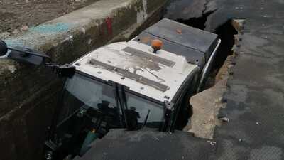 İnanılmaz olay! Yürüyüş yolu çöktü