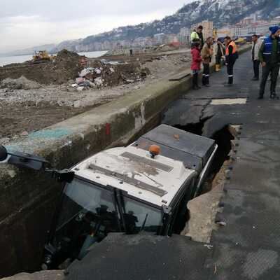 İnanılmaz olay! Yürüyüş yolu çöktü