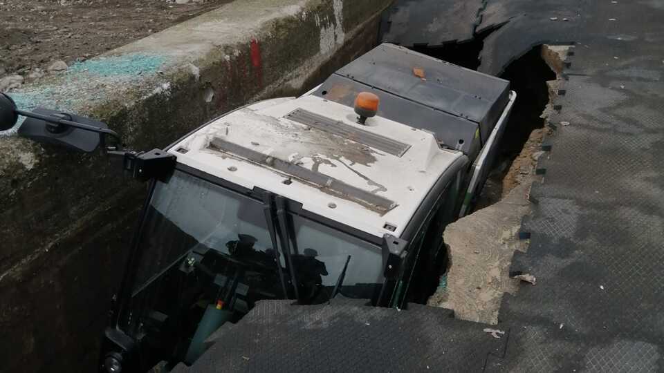 İnanılmaz olay! Yürüyüş yolu çöktü