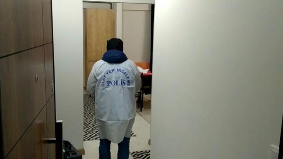 Misafirliğe gittiği evde öldürüldü