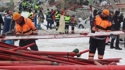 Otoparkın çatısı çöktü! Facia kıl payı atlatıldı