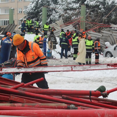 Otoparkın çatısı çöktü! Facia kıl payı atlatıldı