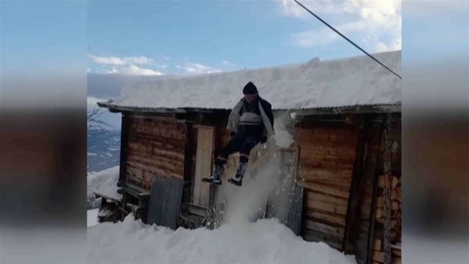 Dede torunun çatıda kızak keyfi